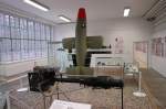 Luftwaffenmuseum der Bundeswehr Im Vordergrund ein Triebwerk HWK 109-509A. In diesem Triebwerk von 1943 wurden die beiden Komponenten Hydrazinhydrat und Wasserstoffsuperoxyd eingespritzt. Sie reagierten ohne Z�ndhilfe mit einem Druck von 23bar und einer Abgastemperatur von 1800 Grad Celsius! Erstflug am 21. Februar 1943 in einer umgebauten Me163 B. Foto:30.01.2008