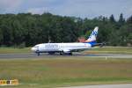 Die Sunexpress nach Antalya steht auf Lande/Startbahn 24 am Flughafen ...