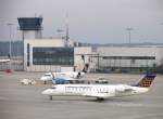 Lufthansa Zweimal Canadair Regional Jet CRJ200LR (CJ200) von Lufthansa Regional: W�hrend D-ACJD Operated by City Line noch versorgt wird, rollt D-ACRL Operated by eurowings bereits zum Start; Dresden-Klotzsche, 11.02.2008
