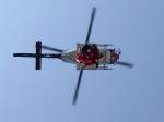 EC135 (Polizeihubschrauber) demonstriert anl�sslich der Rot-Kreuz-�bung Innpower2011 eine Seilrettung;110604  ...