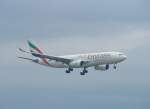 Airbus A-330 von Emirates im Landeanflug auf den Flughafen Frankfurt. ...