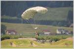 Falschirmspringer des �BH bei der Airpower 2011 am 1.7.2011.  ...
