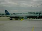 Airbus A320 von United steht in Chicago am Gate.(Oktober 2006) ... Airbus A320 von United steht in Chicago am Gate.(Oktober 2006) ...