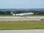 dresden-drs LZ-LDY MCDonnell Douglas MD82 der Bulgarian Air Charter als Flug BUC 1105 aus Varna kurz vor dem Aufsetzen auf die Landebahn in Dresden-Klotzsche; 1.10.2007
