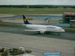 Boeing 737-300 der Lufthansa rollt Richtung Runway 18 des Frankfurter ...