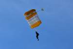 Fallschirmspringer auf dem Flugplatz ...  Rolf Reinhardt 22.07.2011