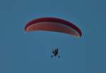 Dieser motorgetriebene Gleitschirm flog ...  Mario Sch�rholz 07.09.2011