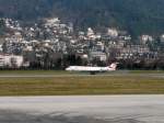 100 Eine Fokker 100 der Austrian Arrows beim Touchdown in Innsbruck Kranebitten am 08.03.08.