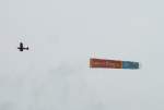 Sonstiges Ein Flieger mit einem Transparent mit Werbung f�r den 'hansa-park'; aufgenommen in Hamburg-Altona, 13.05.2007
