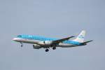 Embraer ERJ-190 der KLM im Landeanflug auf Hamburg. Fotografiert am ...