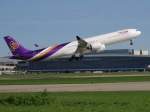 Thai Airways, HS-TNE, Airbus A340-642. Start auf RWY 16, im ...