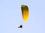 Motorschirm �ber einem Wald bei K�chersberg-1.10.2011.  ...