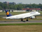 Lufthansa A 320-214 D-AIQH Dessau beim Start in Berlin-Tegel am ...