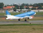 BMI A 320-232 G-MIDT beim Start in Berlin-Tegel am 02.08.2011 ...