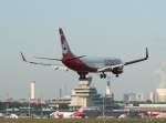 Air Berlin B 737-8K5 D-AHFW kurz vor der Landung in ...