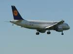 Lufthansa A 320-211 D-AIQM Nordenhamm kurz vor der Landung in ...