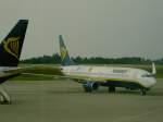Boeing 737-800 der Ryanair rollt zur Parkpositon am Flughafen Hahn.(27.07.06) ...