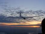 Doppelschlepp der tief stehenden Sonne entgegen PZL 104 Wilga 35 ...