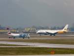 innsbruck-inn W�hrend die Boeing 757-2T7 der Monarch Airlines die Piste fast erreicht hat, muss die DHC8-402Q Dash 8 der Austrian Airlines noch etwas warten. Bild aufgenommen am Flughafen Kranebitten in Innsbruck am 08.03.08. 