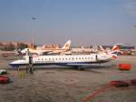 British Airways 5.Februar 2005, Madrid Barajas. Ein Embraer ERJ-145 der British Airways in der Parkposition, umringt von vielen Iberia Maschinen...