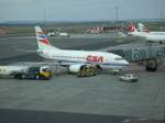 czech-airlinescsa Eine Boing 737 der CSA wartet am 08.04.08 auf dem Prager Flughafen auf die Abfertigung.