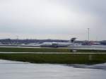 sas---sas-braathens Ein kleiner Jet der SAS Scandinavian Airlines wartet bei Hamburger Regenwetter am 13.04.08 auf Startfreigabe.