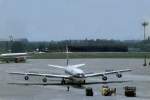 Boeing 707 auf dem Gel�nde des Flughafens D�sseldorf-Lohausen.
Im Hintergrund links ...