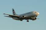 JAT Airways B 737-3H9 YU-ANK kurz vor der Landung in ...