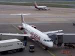 100 Eine Fokker 100 der Air Berlin am Gate in Hamburg am 19.04.08