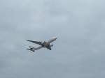 A330 Ein A-330 von Emirates klappt gerade nach dem Start in Hamburg sein Fahrwerk ein.