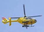 EC135 �AMTC-Christophorus10 OE-XEA, kreist anl�sslich einer Veranstaltung �ber den K�pfen ...
