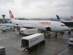 Swiss Ein Airbus A 330 der SWISS an der Gate des Z�richer Flughafens am 09.10.2004