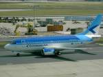 Die Boeing 737 der Estonian Air erreicht ihr Gate in ... Die Boeing 737 der Estonian Air erreicht ihr Gate in ...