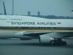 Die Beschriftung von Singapore Airlines auf einer Boing 747-400 auf ...