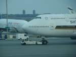 747 Die schnauze der Boing 747-400 auf den John F. Kennedy International Airport. Im Hintergrund sieht man noch eine Israelische und links eine Egyptische Maschiene. Aufgenommen am 19.04.08
