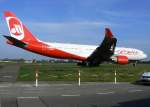 Air Berlin A 330-223 D-ABXB auf dem Weg zum Start ...
