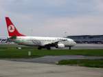 Turkish Airlines Eine Boeing 737 ist soeben am 26.04.08 in Hamburg gelandet und rollt nun zum Terminal.