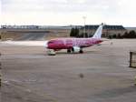 berlin-schonefeld-sxf Blick von der Besucherterrasse. Flugzeug der Fluggesellschaft Germanwings mit T-Mobil-Werbung, Aufnahme 1996