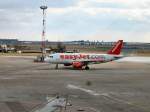 Easyjet Flughafen Berlin-Sch�nefeld 2006: Maschine der Fluggesellschaft Easyjet
