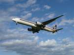 Boeing 777-300 von Singapore Airlines im Anflug auf Z�rich-Kloten (2.5.08). ...