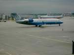 CRJ der United rollt richtung Startbahn.(Oktober 2006)  ...