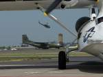 ILA Demonstration der Bundeswehr zu einer Rettung von Bundesb�rgern aus einem Kriesengebiet. Nicht im Bild: der obere Luftraum wurde von Kampfflugzeugen gesichert. Dann landete im sogenannten 'Sarajevo'-Stiel (Das Flugzeug kommt aus gr��erer H�he sehr steil auf die Landebahn zu, wird abgefangen und landet auf einem kurzen Streckenabschnitt.) eine Transall. Der Luftraum �ber der Maschine wurde von Bell UH-1 Hubschraubern gesichert. Die Ladeluke der Transall wurde ge�ffnet und Sicherungskr�fte verteilten sich um die Maschine. Dann wurde die zu evakuierenden Personen �berpr�ft und schnellstens in die Transall verbracht. Auch die Sicherungskr�fte wurden wieder aufgenommen und die Maschine startete sofort wieder. Blick auf die Demonstration an einem Catalina Wasserflugzeug der US Streitkr�fte vorbei. Foto: ILA 2008, 30.05.2008   