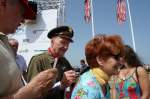 ILA Dicht umlagert, ein US Veteran der Berliner Luftbr�cke von 1948. Gail S. Halvorsen, der 'Candy'-Pilot. Er ist der Erfinder der kleinen Fallschirme an denen S��igkeiten w�hrend der Blockade Berlins auf die Kinder herabsegelten. Foto: ILA 2008, 30.05.2008