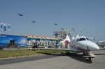 ILA Keine Insektenplage zur ILA 2008! Abschlu�parade von Eurocopter Tiger, NH90 und CH-53G der Bundeswehr nach einer eindrucksvollen Darbietung. Im Vordergrund der Messestand von Beechcraft. Foto: ILA 2008, 30.05.2008