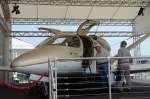 ILA Nicht immer war es leicht die Flugmaschinen der Aussteller so in das Bild zu bekommen wie man es sich gew�nscht h�tte. Mit einer kleinen Digitalkammera vor dem Bauch sah man nicht so aus als ob man sich im n�chsten Moment f�r 100000$ auf die Warteliste f�r eine g�nstige Position auf dieser eintragen lassen wollte. Cirrus 'The-Jet'. Ein 5+2 Sitzer der Zukunft. Foto: ILA 2008, 30.05.2008