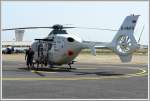 ILA D-HMFR. Eurocopter EC135 T2+. 2 Turbinen mit je 645PS. Vreise 235km/h. 1Pilot + 6 Personen. Im Hintergrund, links unter dem Rotorblatt, der Besichtigungsturm f�r die Gro�baustelle Flughafen Berlin Sch�nefeld. Foto: ILA 2008, 30.05.2008