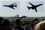 ILA B-1 Lancer bei der Landung. In der Fotomontage oben links ein High-Speed Pass mit 'angelegten' Tragfl�chen. Beim Start, oben rechts, sind die Tragfl�chen 'ausgefahren'. Bei der B-1 k�nnen die Tragfl�chen in den Winkeln 15, 25, 55 und 67,5 Grad eingestellt werden. Die Einstellung 45 Grad wurde erst in den Jahren 1998/99 implementiert. 
Das war die ILA 2008. See you in 2010 !! Foto: ILA 2008, 30.05.2008