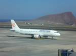 A320 Ein A320, der Iberworld, auf dem Weg zur Startposition am 15.06.2008 auf dem Flughafen Teneriffa S�d.