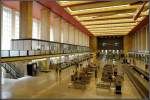 berlin-tempelhof-thf Blick durch die Ankunft-/Abflughalle auf den Eingangsbereich. Links im Bild die nur noch sp�rlichen Schalter der Fluggesellschaften (unten) und den dar�berliegenden B�ros. Foto: 07.06.2008