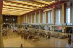 berlin-tempelhof-thf Blick in Richtung Eingangsbereich. B�ros und ein breiter Wandelgang kennzeichnen die rechte Bildseite. Foto: 07.06.2008